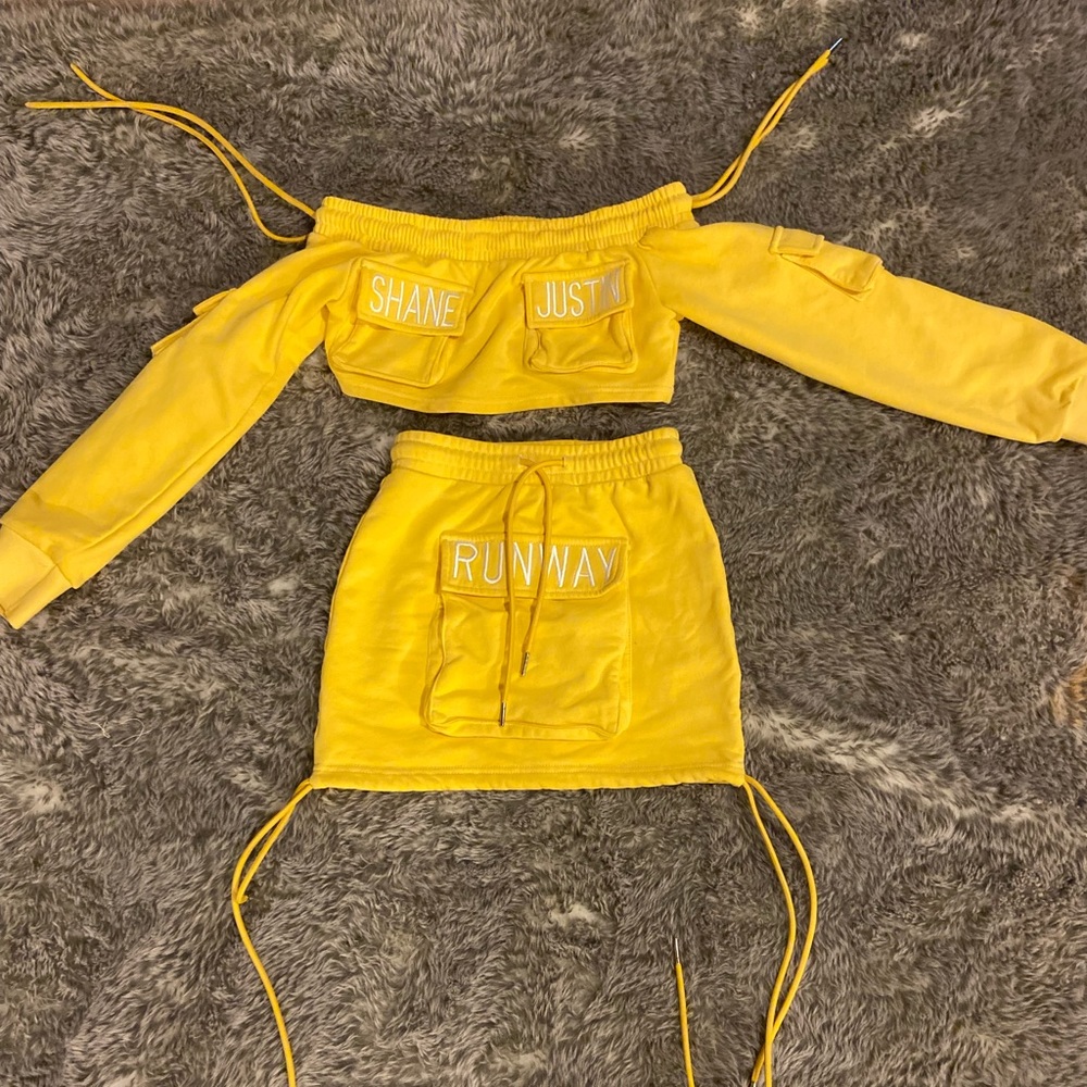 This is a cute 2 piece xs/s Shane Justin exclusive outfit. Worn only twice
